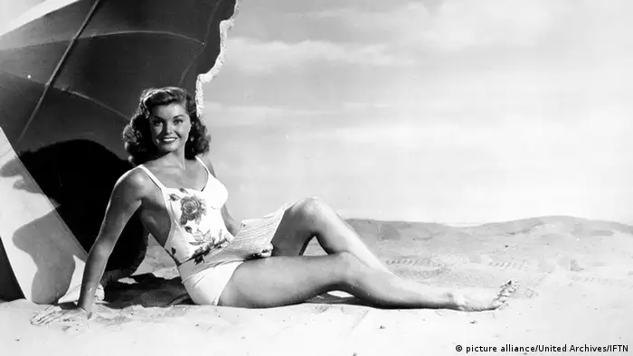 Esther Williams unterm Sonnenschirm am Strand, Filmszene aus This Time For Keeps