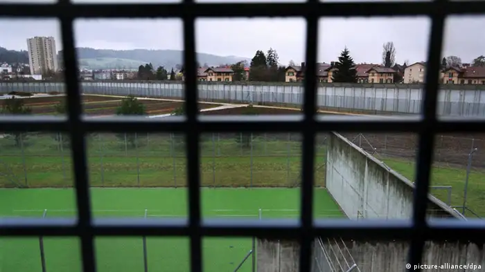 Stahlgitter vor einem Fenster mit Blick auf einen Gefängnishof. (Foto: dpa)
