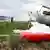 Обломки самолета на месте падений рейса MH17