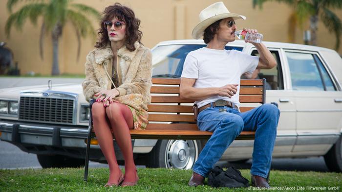 Filmszene aus Dallas Buyers Club mit den beiden Hauptdarstellern auf einer Parkbank (picture-alliance/Ascot Elite Filmverleih GmbH)