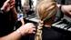 Una persona en la peluquería se va a cortar una trenza. Una persona en la peluquería se va a cortar una trenza.
