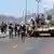 Vor dem Flughafen in Aden im Jemen fährt ein Panzer (Foto: aa)