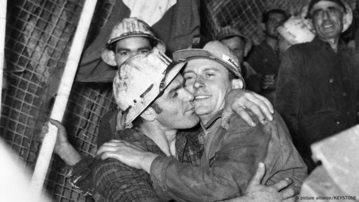 Französische und italienische Arbeiter feiern den Durchbruch des Montblanc-Tunnels. (Foto: Picture Alliance)