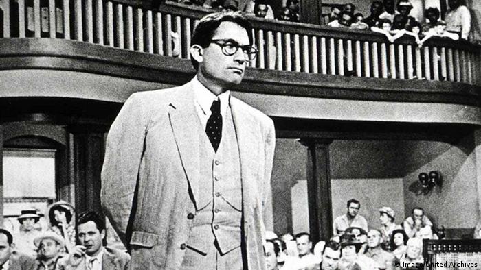 Gregory Peck steht als Atticus Finch vor Gericht