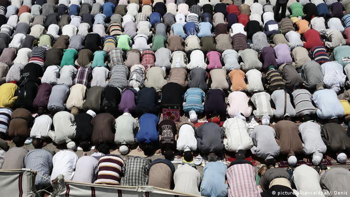 Anhänger des gestürzten islamistischen Präsidenten Mursi 2013 in Kairo beim Gebet