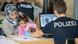 Bundespolizei überprüft in einem Notquartier in Passau syrische Flüchtlinge (foto: dpa) Bundespolizei überprüft in einem Notquartier in Passau syrische Flüchtlinge (foto: dpa)