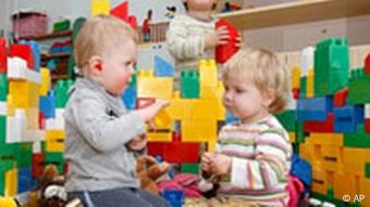 Dos niños jugando, de fondo otro niño