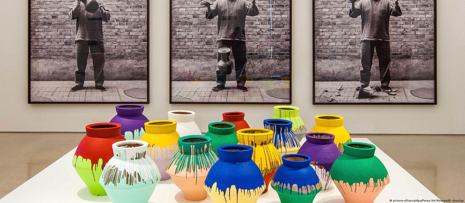 中国で有名な芸術家艾未未(Ai WeiWei)の芸術品——陶器のひまわりの種