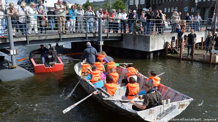 Ein Papierboot wurde in Bremerhaven zu Wasser gelassen. (Foto: dpa)