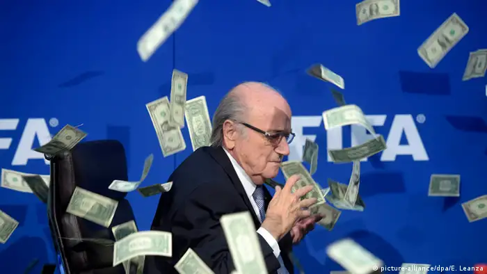 Schweiz, Sepp Blatter wird mit Geldscheinen beworfen