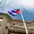 Прапор Республіки Куба перед посольством у Вашингоні