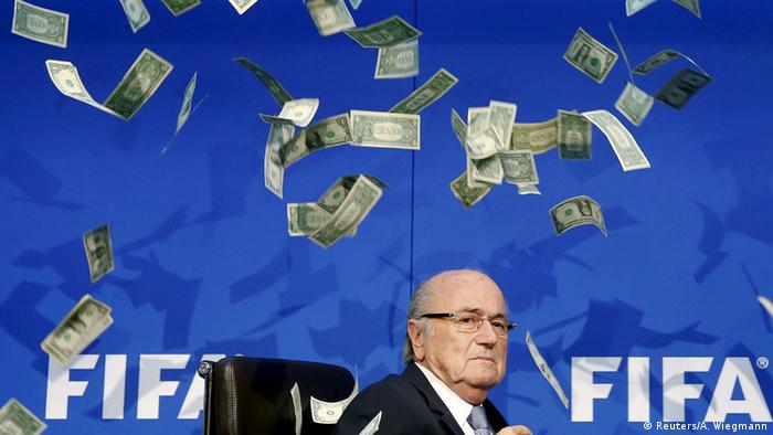 Schweiz Sepp Blatter wird bei Pressekonferenz mit Geldscheinen beworfen