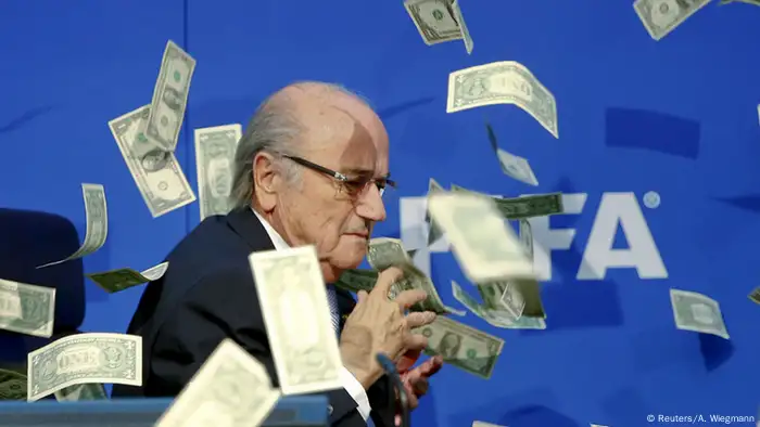 Schweiz Sepp Blatter wird bei Pressekonferenz mit Geldscheinen beworfen (Reuters/A. Wiegmann)