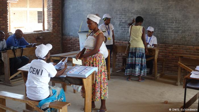 Burundi Wahlen Wahlstation Wähler Wahlurne (DW/S. Schlindwein)
