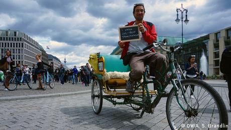 Climate Heroes: Guido Borgers, bicycle rickshaw driver, Berlin. I offer CO2-free transportation