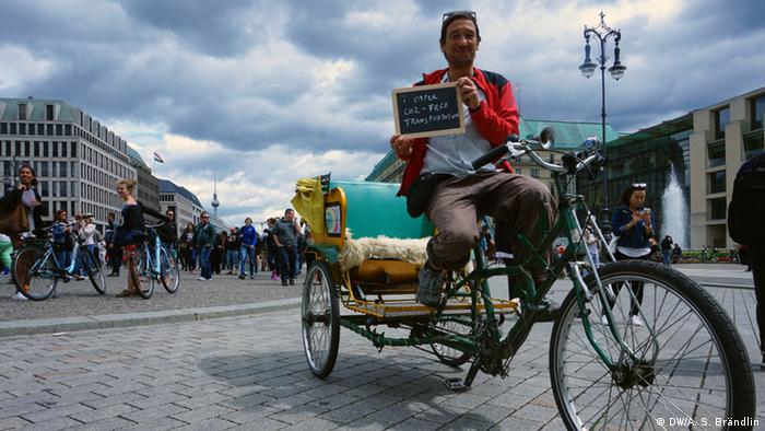 Climate Heroes: Guido Borgers, bicycle rickshaw driver, Berlin. I offer CO2-free transportation