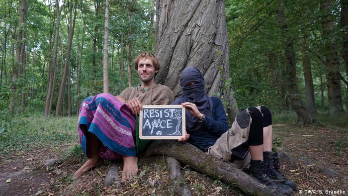 Climate Heroes Mori und Mila. Resist@nce