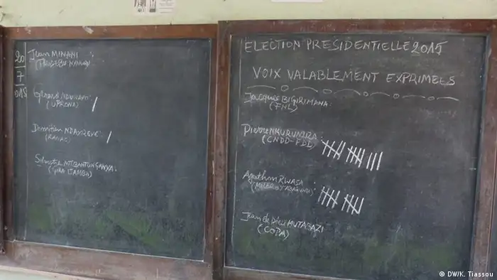 A blackboard shows the tallying of results (DW/K. Tiassou)