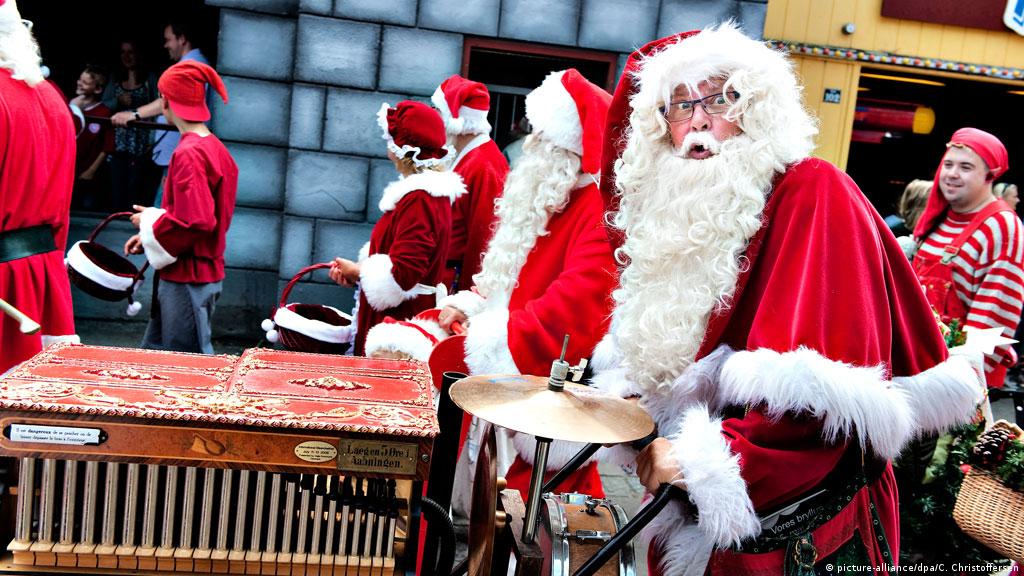 Christmas Santa Claus In July Sales 2022 Summer Santa Claus Convention Brings Christmas Cheer To Denmark | Lifestyle  | Dw | 24.07.2017