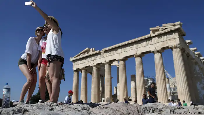 Griechenland, Touristen an der Akropolis in Athen (Reuters/C. Hartmann)