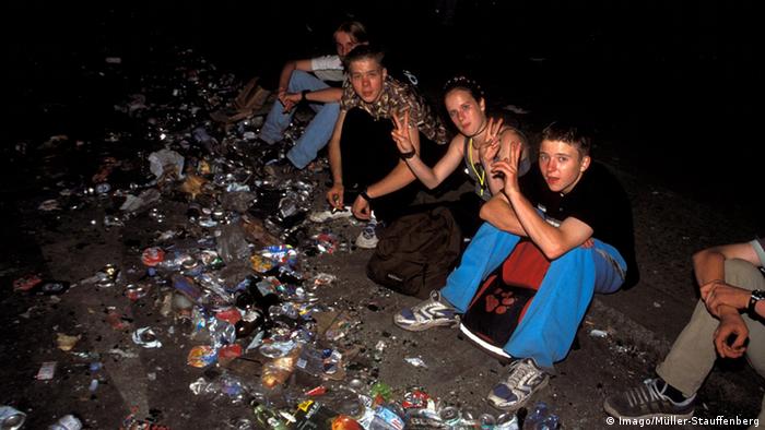 Young people sit in the rubbish during the Love Parade festival (Foto: imago/Müller-Stauffenberg)