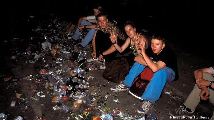 Jugendliche zwischen Müll bei Loveparade (Foto: imago/Müller-Stauffenberg)