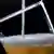 Ein Bier nach Pilsner Brauart wird in ein Glas gezapft (Foto: Picture-alliance/dpa/R. Weihrauch)