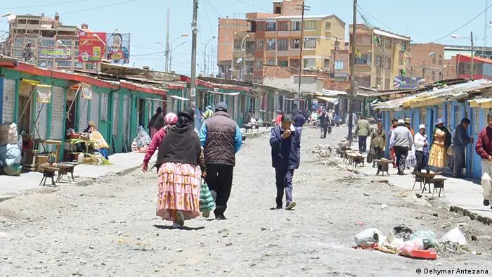 Straßenansicht eine bolivianischen Großstadt (Foto: DW Akademie Magazin)