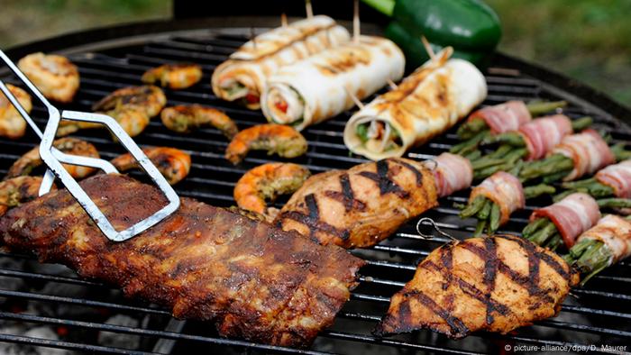 Carne en una barbacoa.