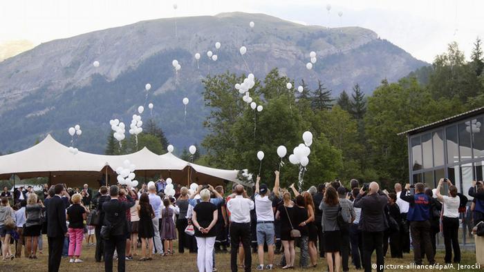 Родственники жертв авиакатастрофы Germanwings во время панихиды