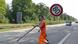 Ein Mitarbeiter der Autobahnmeisterei stellt an der Autobahn A5 bei Heidelberg ein Schild Tempolimit 80 Stundenkilometer auf Ein Mitarbeiter der Autobahnmeisterei stellt an der Autobahn A5 bei Heidelberg ein Schild Tempolimit 80 Stundenkilometer auf