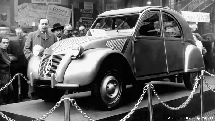 Премиерата на Ситроен 2 CV е на Парижкия автосалон през 1948 година. Автомобилът е проектиран така, че да има само няколко основни функции: да се движи, да харчи малко и да е стабилен. Затова и до последно той е оборудван само с най-необходимото. Малкият автомобил, наричан гальовно патето, слиза от конвейера преди повече от 25 години.
