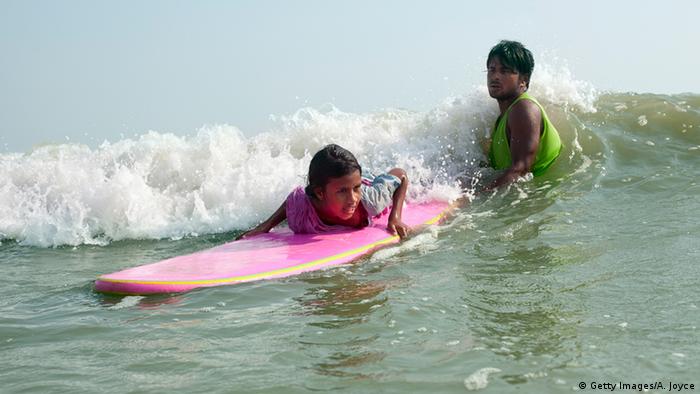 Bangladesch Bildergalerie Surfer surfen Mädchen Kinder 