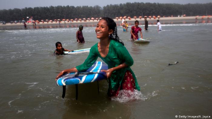 Bangladesch Bildergalerie Surfer surfen Mädchen Kinder 