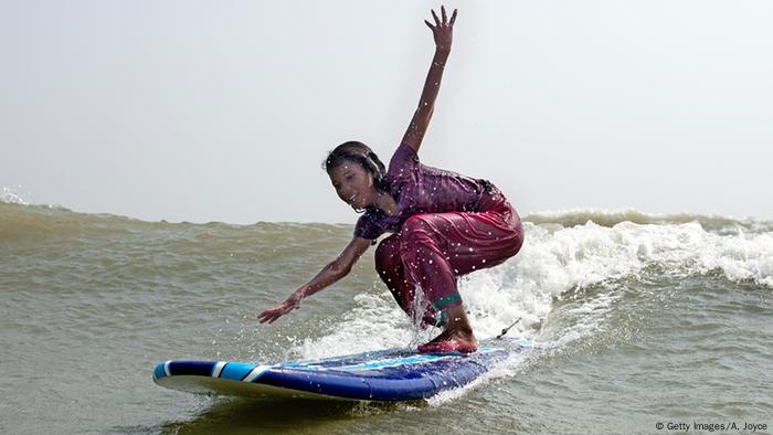 Bangladesch Bildergalerie Surfer surfen Mädchen Kinder 