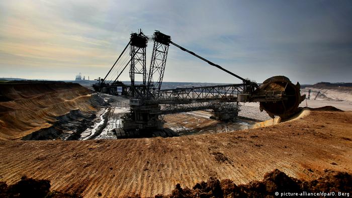 Lignite coal digger at a strip mine near Jülich, Germany (Photo: Oliver Berg dpa/lnw)