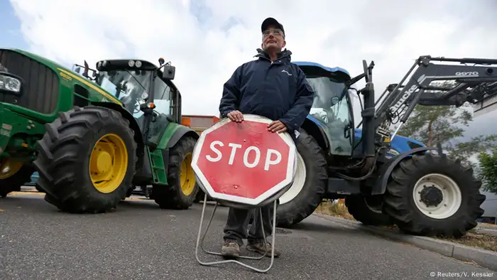 Protest französischer Bauern Stopschild