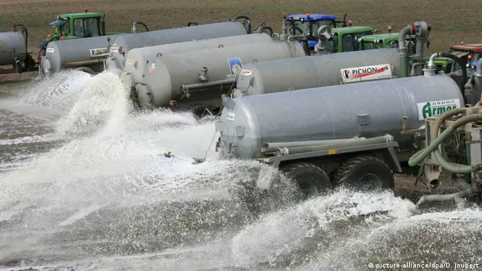 Protest französische Bauern verschütten 800 000 Liter Milch auf Feldern