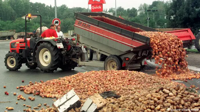 Protest französische Bauern verschütten Kartoffeln und Äpfel auf eine Straße, die zu einer Filiale der Fastfood-Kette McDonald's führt
