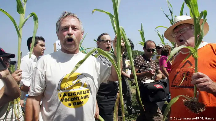 Umweltaktivist Jose Bove protestiert gegen genmanipulierten Mais