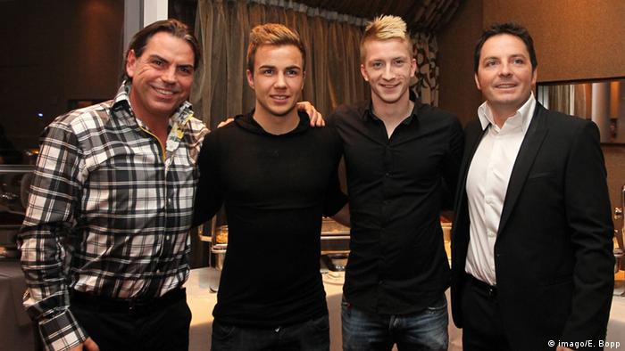 Volker Struth, de la firma Sports Total, junto a sus jugadores Mario Götze y Marco Reus y su socio Dirk Hebel.