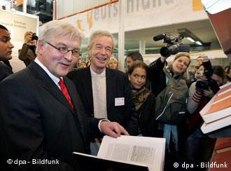 وزير الخارجية الألماني يزور الجناح الألماني في معرض القاهرة للكتاب