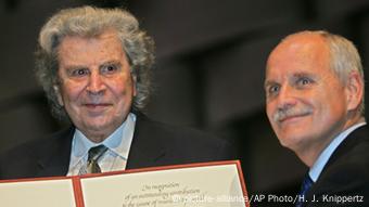 Το 2005 στο Άαχεν ο Θεοδωράκης παραλαμβάνει το βραβείο μουσικής της UNESCO από τον τότε δήμαρχο Γκιούργκεν Λίντεν