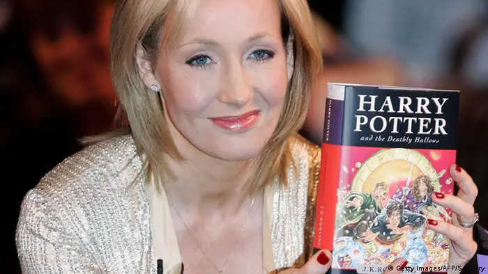 J.K. Rowling mit Harry Potter Buch
