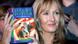 J.K. Rowling mit Harry Potter Buch J.K. Rowling mit Harry Potter Buch
