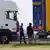 LKW-Fahrer überprüfen ob sich Flüchtlinge in ihrem Laderaum versteckt haben