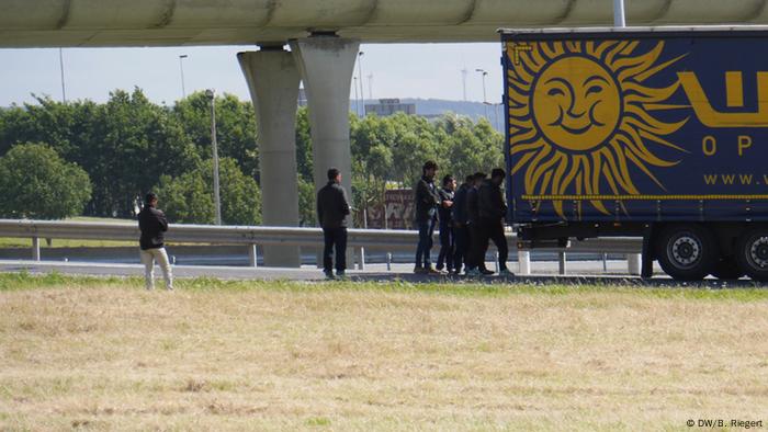 Migrants Wait For A Chance To Cross English Channel Europe News And Current Affairs From Around The Continent Dw 30 07 15