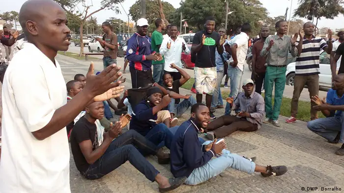 Angola Aktivisten in Largo da Independência in Luanda (DW/P. Borralho)