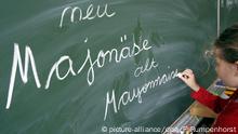 Eine Schülerin einer Frankfurter Grundschule schreibt die neue und alte Schreibweisen für das Wort Majonäse an eine Tafel (Foto vom 21.07.2005). Die unstrittigen Teile der Rechtschreibreform werden von 14 der 16 Bundesländer wie geplant am 1. August 2005 in Schulen und Behörden verbindlich eingeführt. Damit sind Bayern und Nordrhein-Westfalen die einzigen Bundesländer, die die Verbindlichkeit der 1998 eingeführten Reform verschieben und an der bisherigen Übergangsregelung festhalten. Foto: Frank Rumpenhorst +++(c) dpa - Report+++