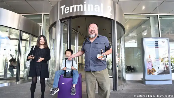München Ankunft Ai Weiwei Sohn Ai Lao Mutter Wang Fen
